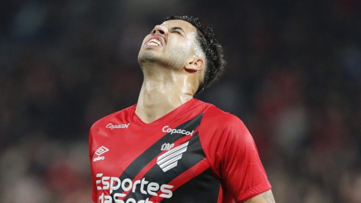 vilao-no-rebaixamento,-ex-athletico-completa-300-dias-sem-jogar-na-europa