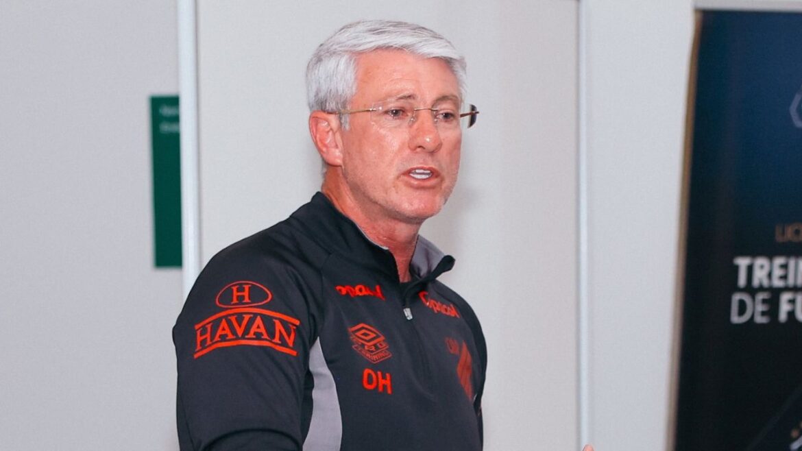 odair-e-diretor-do-athletico-dao-palestras-em-curso-com-coordenador-do-coritiba-entre-os-alunos