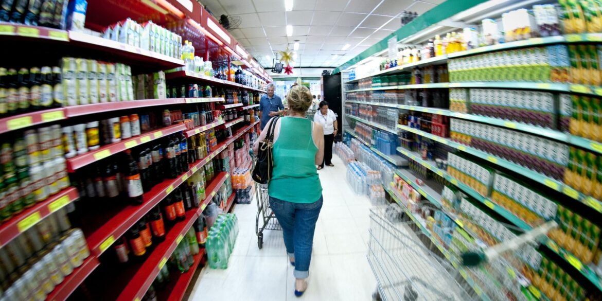 producao-industrial-cai-0,6%-de-julho-para-agosto,-diz-ibge